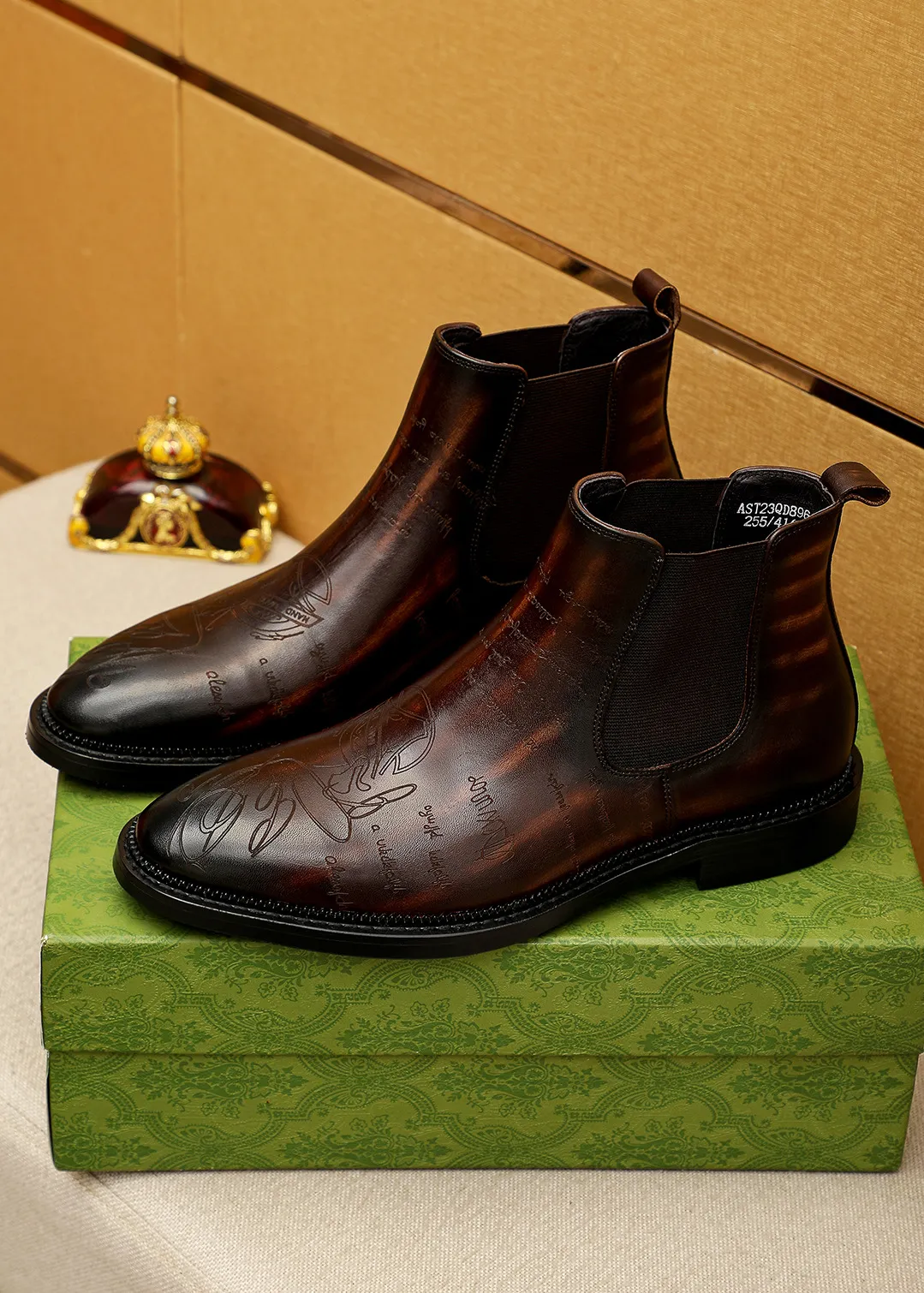 Men's shoes 💰640 💐 Product trademark: GUCCI "Gucci" high-top leather shoes Regular size: 38-44 (37.45.46🉑️Customized) Product materials: Selected imported first-layer calfskin embossed upper + luxury hardware buckle, imported sheep 🐑 leather lining. Strong three-dimensional visual effect, original outsole Color: 3⃣️colors available